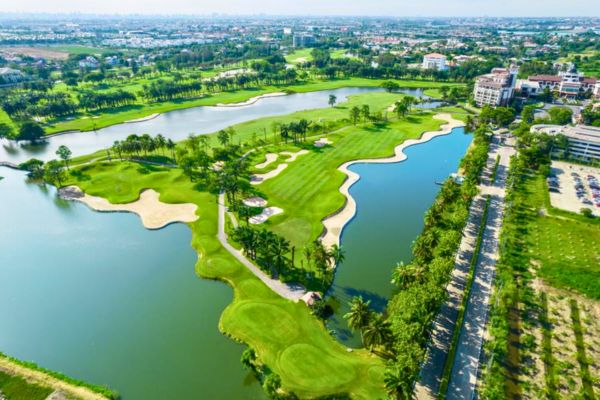 Aerial view of Summit Windmill Golf Club Bangkok with lakes, fairways, and modern clubhouse.